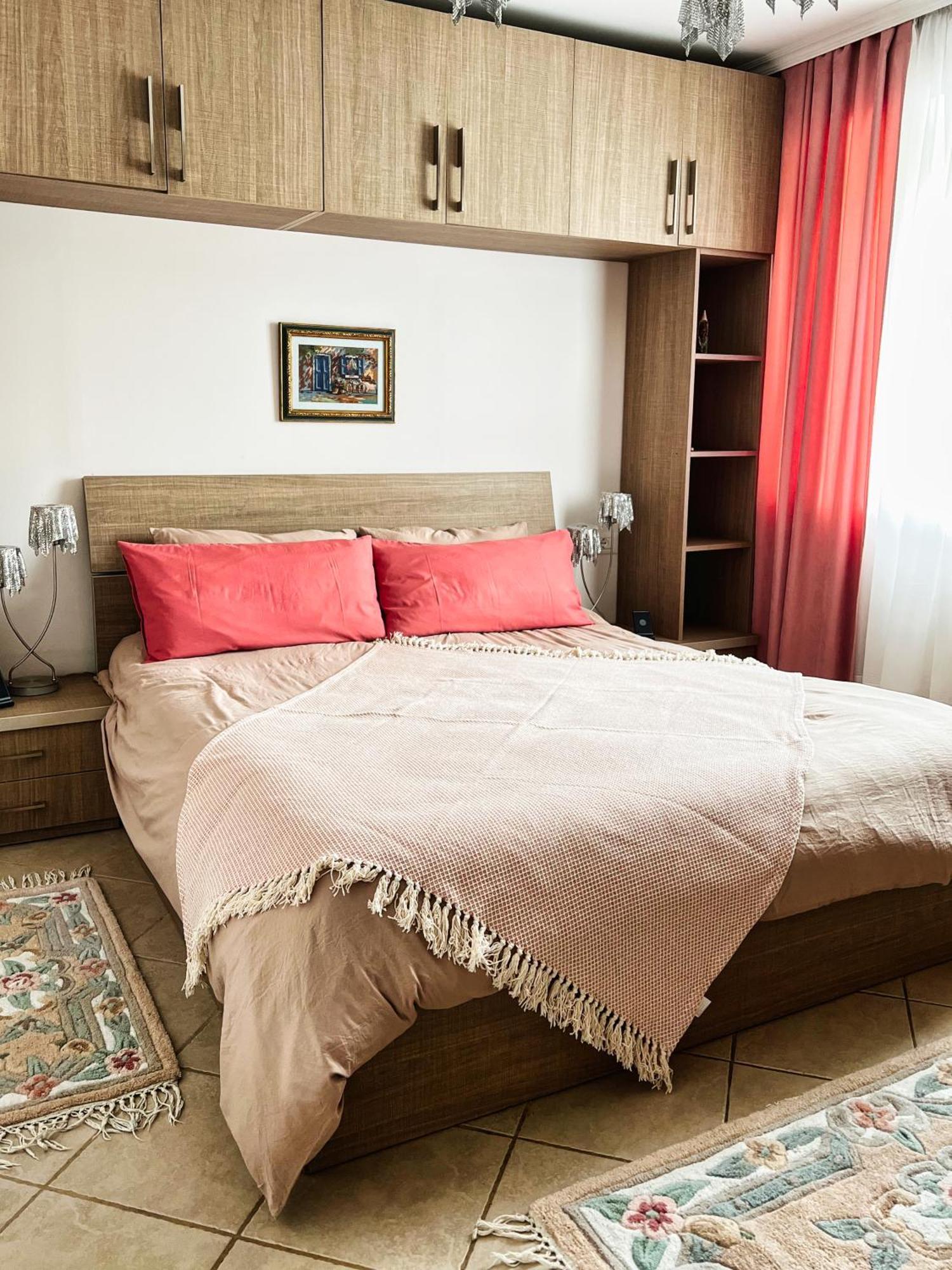 Sunny Central One-Bedroom Apartment Tiranë Luaran gambar